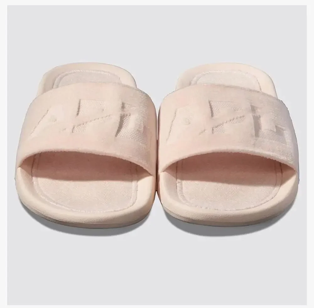 New APL techloom velvet crème slides sandals size 10
